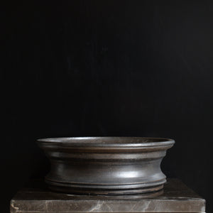 Lav/bred sortglaseret potte - 20.5x7cm