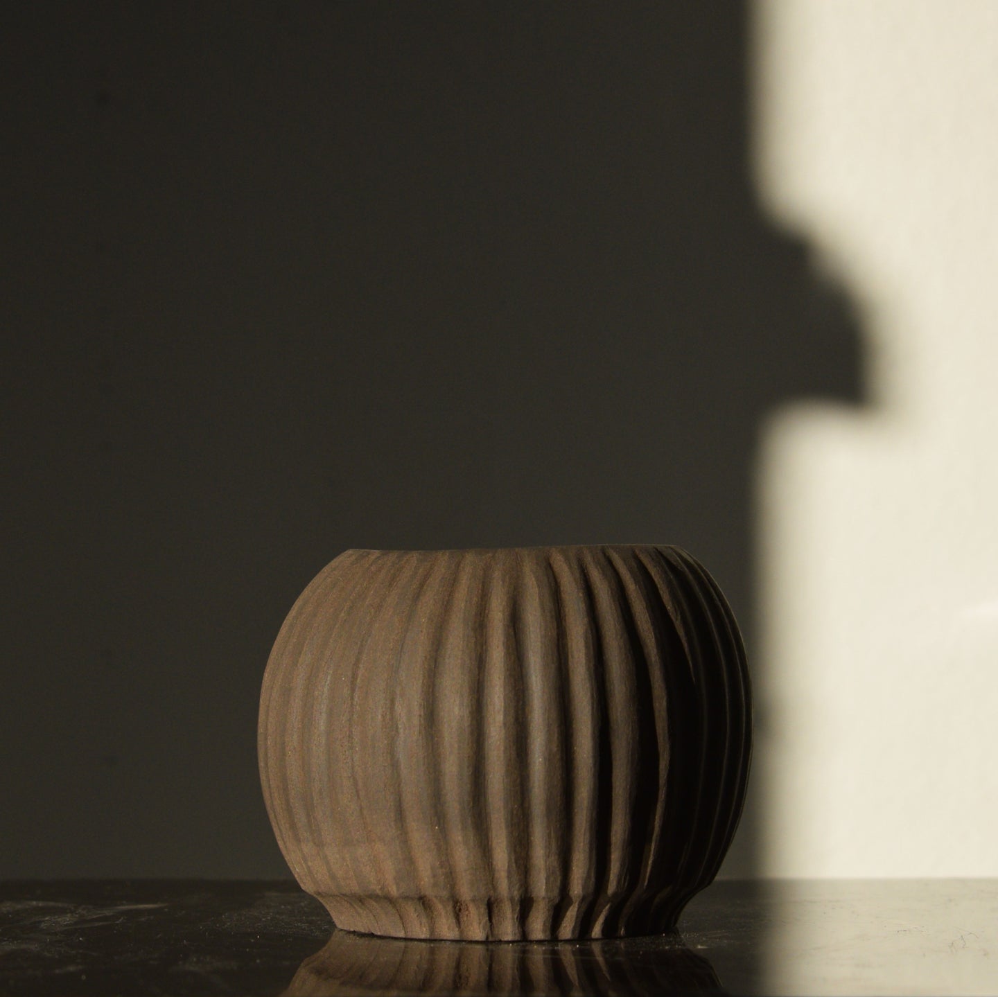 Dansk unika potte med riller i sortbrun stentøj 10x8cm