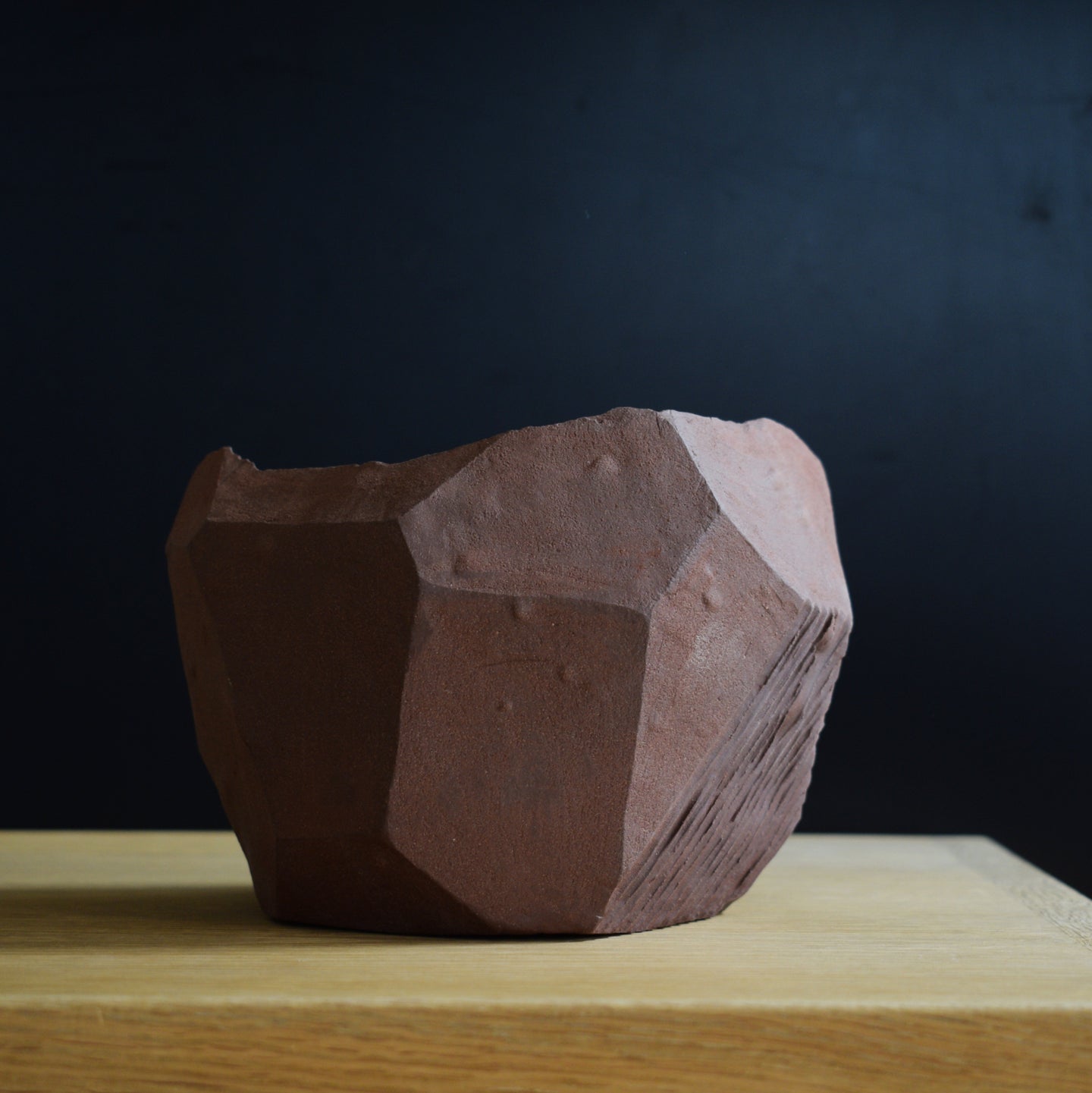 Større kantet stentøjspotte i rødler - 18x11cm