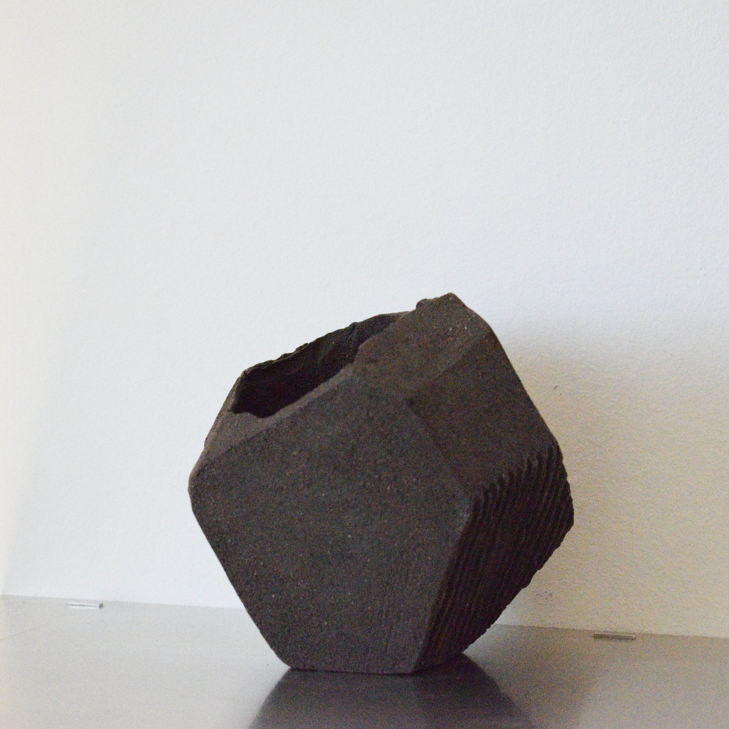 Sort/mørkgrå kantet stentøjspotte - 15x15cm