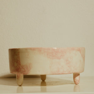 Hvid potte med pink mønster på ben