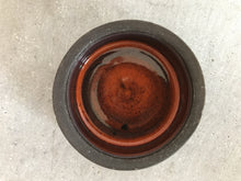 Lille rund potte med glasur på indersiden