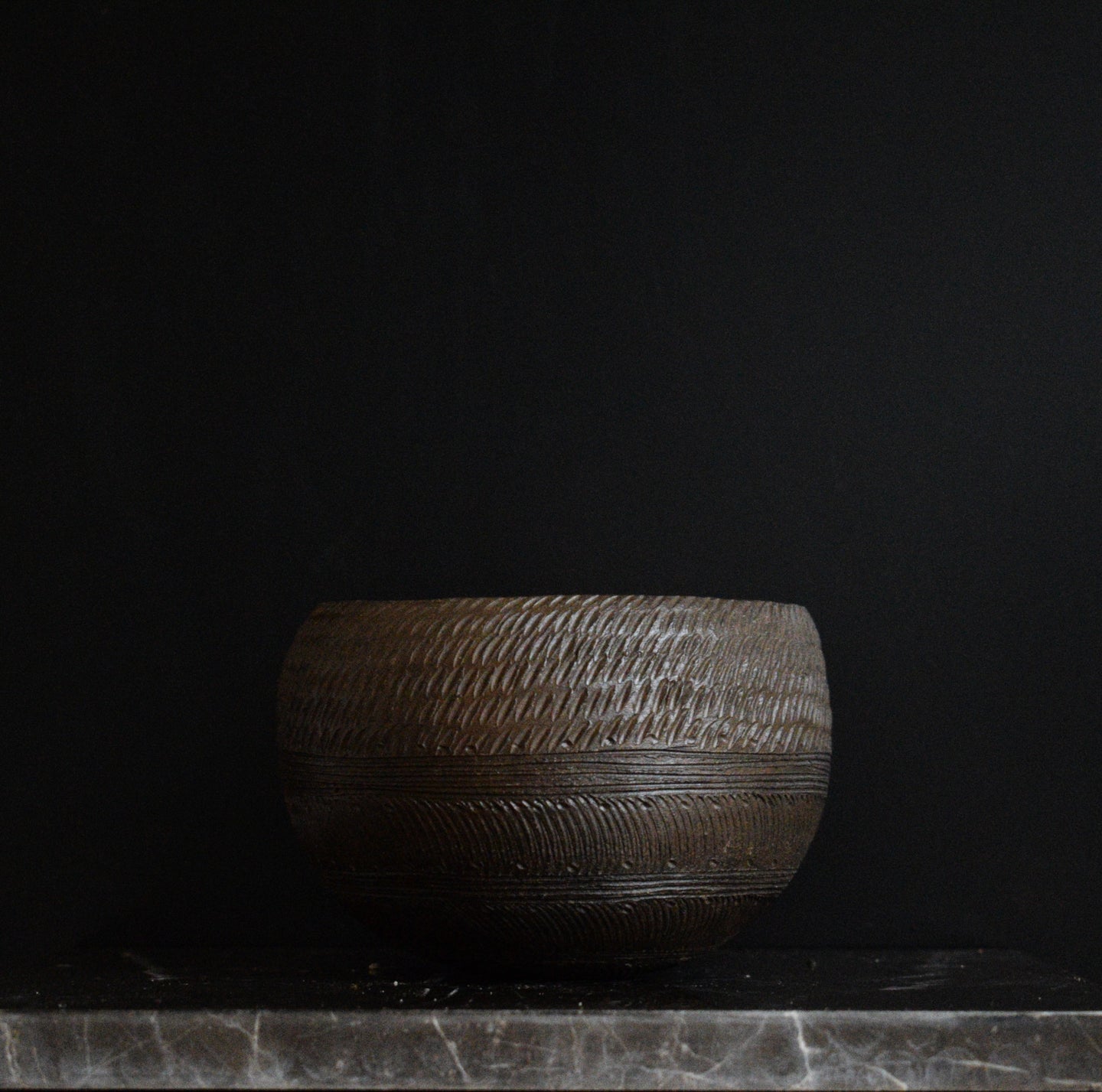 Rund mønstret brun potte